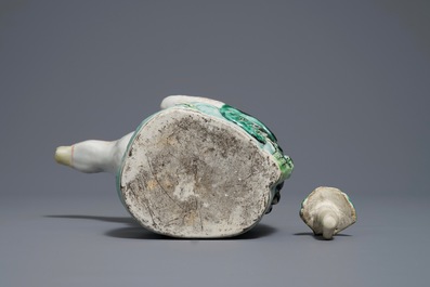 A Chinese famille verte duck-shaped ewer and cover, 18/19th C.
