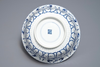 Een Chinese blauwwitte gelobde kom, Kangxi