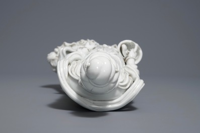 A Chinese Dehua blanc de Chine figure of Guanyin, 19th C.