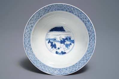 Un bol de type klapmuts en porcelaine de Chine bleu et blanc, marque et &eacute;poque de Kangxi