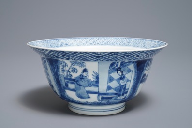 Een Chinese blauwwitte klapmutskom met figuren, Kangxi merk en periode