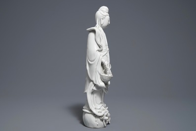 A Chinese Dehua blanc de Chine figure of Guanyin, 19th C.