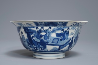 Een Chinese blauwwitte klapmutskom met figuren, Chenghua merk, Kangxi