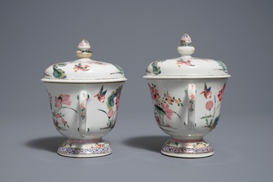 Een paar Chinese famille rose dekselcoupes met lotusbloemen en eenden, Yongzheng