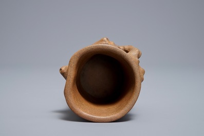 Een Chinese Yixing steengoed penselenbeker met reli&euml;fdecor, Maolin merk, 18/19e eeuw