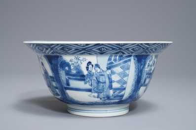 Een Chinese blauwwitte klapmutskom met figuren, Kangxi merk en periode