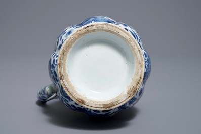 Une verseuse en porcelaine de Chine bleu et blanc au couvercle en argent, Kangxi