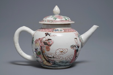 Une th&eacute;i&egrave;re couverte en porcelaine de Chine famille rose, Yongzheng