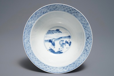 Een Chinese blauwwitte klapmutskom met figuren, Kangxi merk en periode