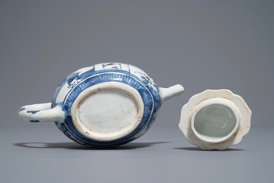 Een Chinese blauwwitte theepot met reli&euml;fdecor, Kangxi