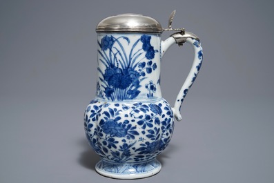 Une verseuse en porcelaine de Chine bleu et blanc au couvercle en argent, Kangxi