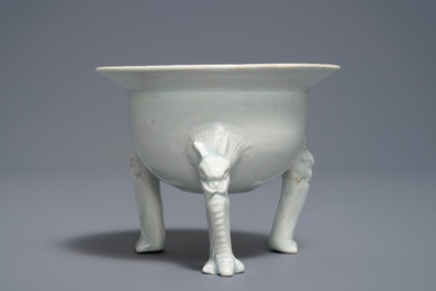 Un br&ucirc;le-parfum tripod en porcelaine de Chine qingbai, Song ou Yuan