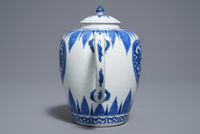 A large Chinese ovoid-shaped blue and white teapot, Kangxi