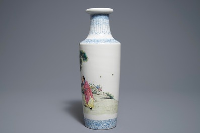 Een Chinese famille rose vaas met een wijze en zijn dienaar, Qianlong merk, Republiek, 20e eeuw