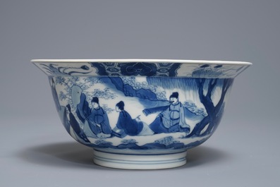 Een Chinese blauwwitte klapmutskom met figuren, Chenghua merk, Kangxi