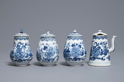 Un ensemble &agrave; &eacute;pices sur pr&eacute;sentoir en porcelaine de Chine bleu et blanc, Qianlong