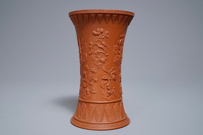 Een Chinese Yixing steengoed bekervaas met floraal decor in reli&euml;f, Kangxi