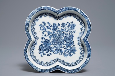 Un ensemble &agrave; &eacute;pices sur pr&eacute;sentoir en porcelaine de Chine bleu et blanc, Qianlong