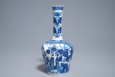 Een blauwwitte Delftse vaas met chinoiserie decor, 18e eeuw