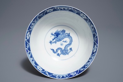 Een Chinese blauwwitte kom met draken, Kangxi merk en periode