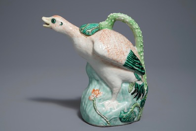 A Chinese famille verte duck-shaped ewer and cover, 18/19th C.