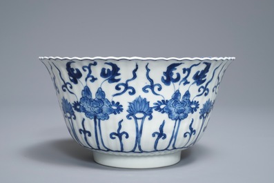 Een Chinese blauwwitte gelobde kom, Kangxi