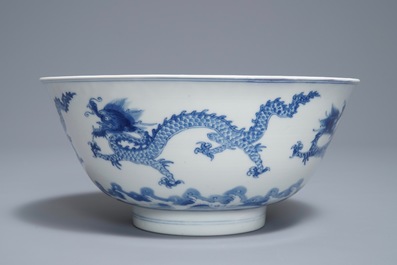 Een Chinese blauwwitte kom met draken, Kangxi merk en periode