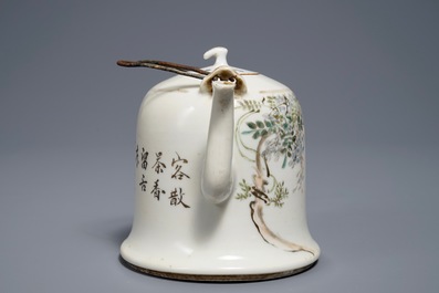 A Chinese qianjiang cai teapot and cover, 19/20th C.