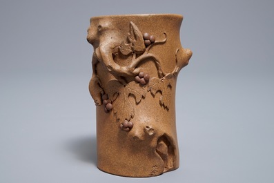 Een Chinese Yixing steengoed penselenbeker met reli&euml;fdecor, Maolin merk, 18/19e eeuw