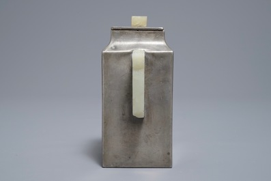 Une thei&egrave;re en gr&egrave;s de Yixing, &eacute;tain grav&eacute; et jade, Chine, 19&egrave;me