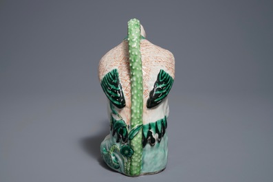 A Chinese famille verte duck-shaped ewer and cover, 18/19th C.