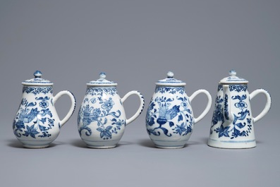 Un ensemble &agrave; &eacute;pices sur pr&eacute;sentoir en porcelaine de Chine bleu et blanc, Qianlong