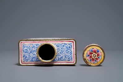 Une bo&icirc;te &agrave; th&eacute; couverte en &eacute;maux de Canton, Qianlong