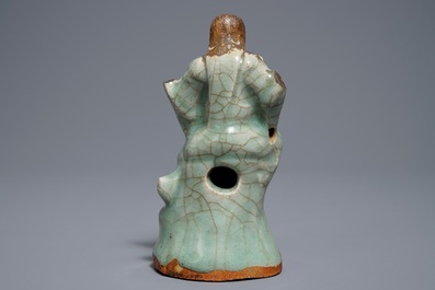 Une figure de Zhenwu en biscuit et porcelaine c&eacute;ladon de Longquan, Chine, Ming