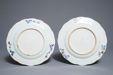 Een paar Chinese famille rose borden met tabaksbladeren, Qianlong