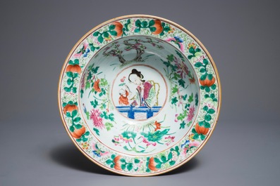 Two Chinese qianjiang cai hat stands and a famille rose bowl, 19/20th C.