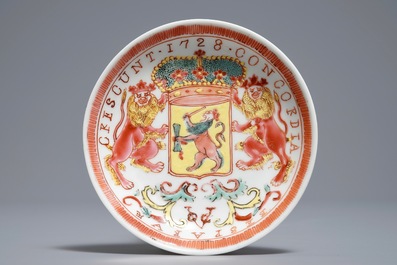 Une tasse et soucoupe en porcelaine de Chine famille rose armori&eacute; pour le VOC, dat&eacute;e 1728, Yongzheng