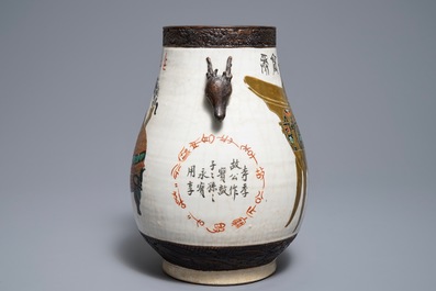 Een Chinese Nanking famille verte vaas met antiquiteiten, 19e eeuw