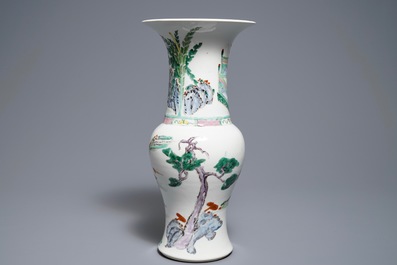 Un grand vase de forme yenyen en porcelaine de Chine famille rose, Yongzheng