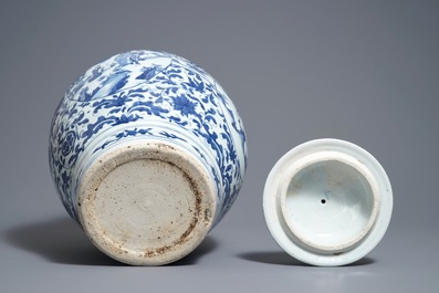 Un grand pot couvert en porcelaine de Chine bleu et blanc, Wanli, Ming