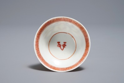 Une tasse et soucoupe en porcelaine de Chine famille rose armori&eacute; pour le VOC, dat&eacute;e 1728, Yongzheng