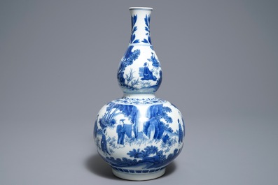 Un vase de forme double gourde en porcelaine de Chine bleu et blanc, &eacute;poque Transition