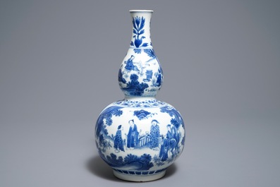 Un vase de forme double gourde en porcelaine de Chine bleu et blanc, &eacute;poque Transition