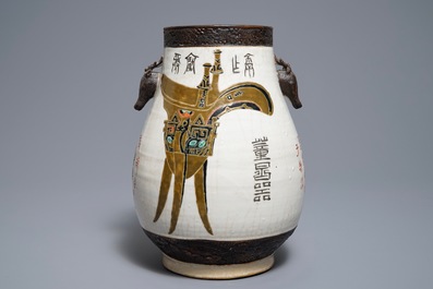 Een Chinese Nanking famille verte vaas met antiquiteiten, 19e eeuw