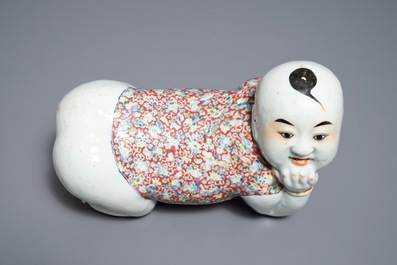 Een Chinese famille rose neksteun in de vorm van een jongen, Republiek, vroeg 20e eeuw