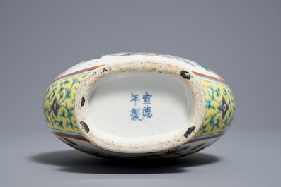 Een Chinese famille verte maanfles, Xuande merk, 19e eeuw