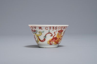Une tasse et soucoupe en porcelaine de Chine famille rose armori&eacute; pour le VOC, dat&eacute;e 1728, Yongzheng