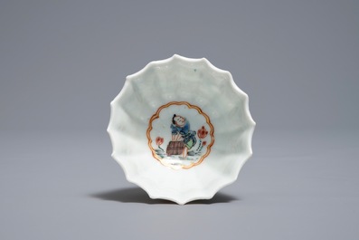 Een Chinese famille rose kop en schotel met vissers, Yongzheng