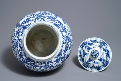 Un grand pot couvert en porcelaine de Chine bleu et blanc, Wanli, Ming