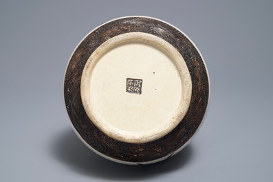 Een Chinese Nanking famille verte vaas met antiquiteiten, 19e eeuw